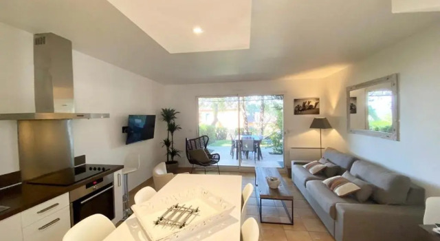 Коттедж Villa vue mer donnant sur le Golfe de St Tropez, 2 chambres, 6 pers, piscine commune