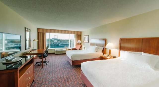 Четырёхместный номер Standard с красивым видом из окна Hilton Garden Inn Manchester Downtown