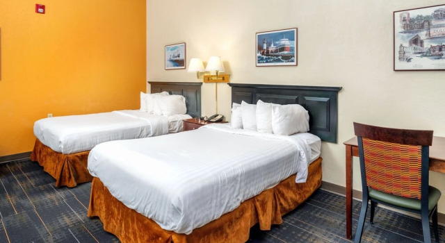 Четырёхместный люкс The Suites Hotel at Waterfront Plaza