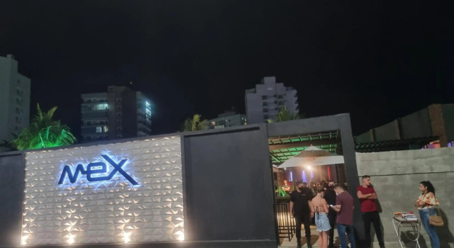 Apartamento Frente para o Mar-PÉ NA AREIA -VISTA TOTAL PARA O MAR -ÁREA DE CHURRASCO PRIVATIVA COBERTA-WIFI-NETFLIX -DISNEY PLUS -STARMAX- HBO MAX - JOGOS- FIRE TV STICK POR COMANDO DE VOZ- TV DE ASSINATURA EM TODOS OS QUARTOS, Забронировать Апартаменты/квартира Апартаменты Гуарапари, рядом с Пляж Адвентистас, Апартаменты/квартира