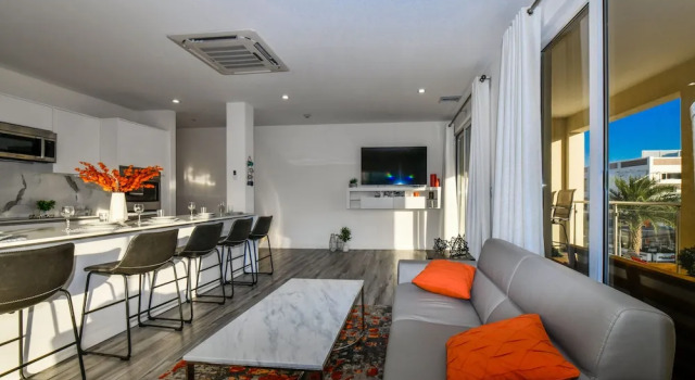 Luxury 2-bedroom Condo Right on the Strip in Palm Beach