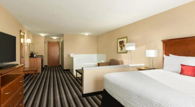 Люкс Deluxe Days Inn & Suites by Wyndham Edmonton Airport