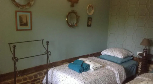 Charmante Petite Maison dans le Jardin, Book Hotel Fresne-le-Plan France