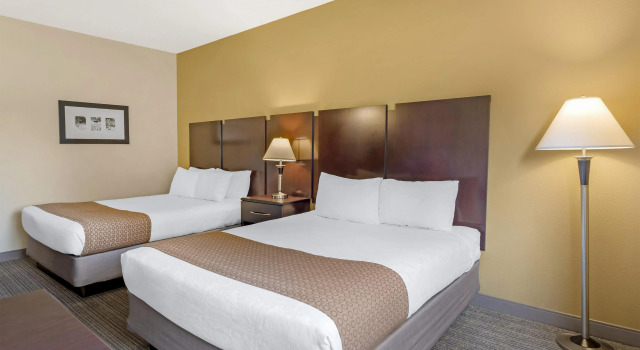 Четырёхместный номер Standard Best Western Plus Plaza by the Green