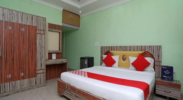 OYO Flagship 12005 Days Inn