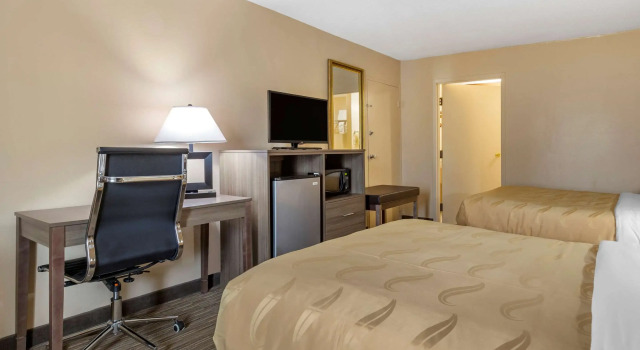 Четырёхместный номер Standard Quality Inn & Suites Hanes Mall