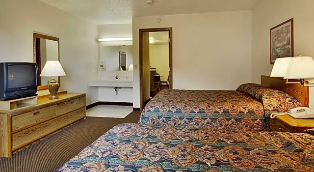 Четырёхместный номер Deluxe Iron Mountain Inn & Suites MI US 2