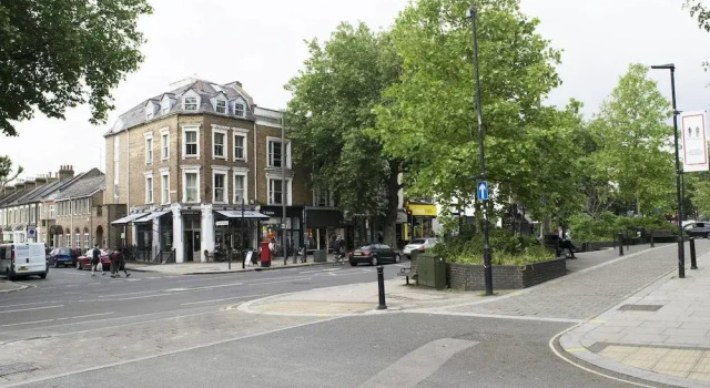 Trendy 2BR Home in Heart of Chiswick, 4 Guests!