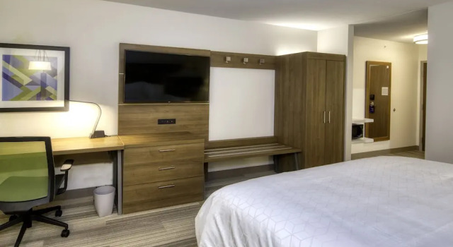 Четырёхместный люкс Holiday Inn Express & Suites Omaha Downtown - Old Market by IHG