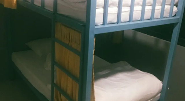 Кровать в общем номере с балконом Doze Hostel