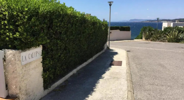 Апартаменты T2 de 33 m2 plus terrasse de 20m2 vue sur mer climatisé à 10 secondes chrono à pied de la plage , mer et sentier du littoral Résidence marina cap négre Six-Fours-les-Plages