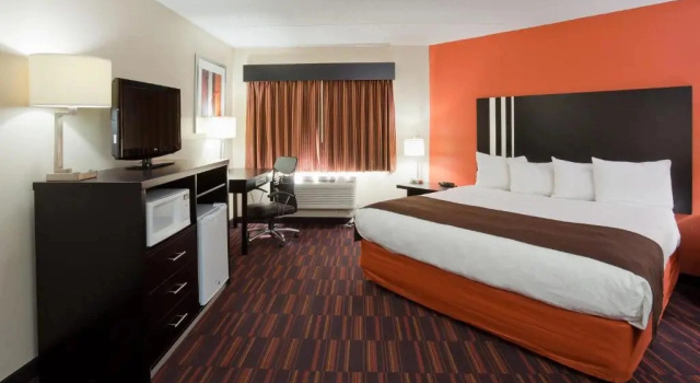 Люкс Deluxe c 1 комнатой AmericInn by Wyndham Shakopee Near Canterbury Park