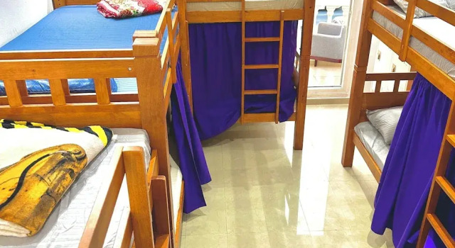Кровать в общем номере с видом на город Homeland Hostel