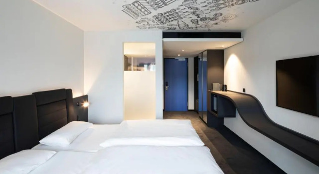 Номер Superior V8 Hotel Koln at MOTORWORLD