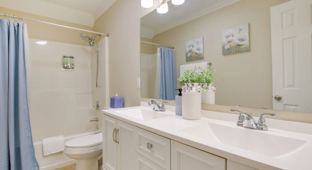 Коттедж с 5 комнатами Lakefront Raleigh Retreat ~ 7 Mi to Downtown!