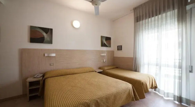 Трёхместный номер Standard с балконом Hotel Plaza