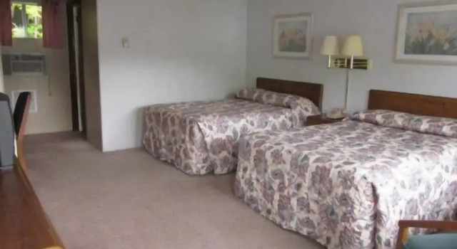 Brookside Motel & Cabins, Забронировать Мотель Отели Лейк-Джордж с парковкой, рядом с Музей «Форт Уильям-Генри», Парковка