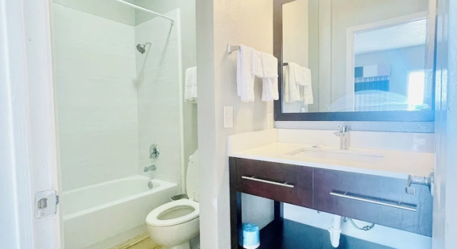 Четырёхместный номер Standard Americas Best Value Inn Arlington