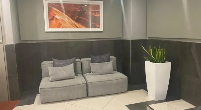 Stylish Dante’s 1-bedroom condo free Wifi & Cinema, Boek Hotel Johannesburg Gauteng