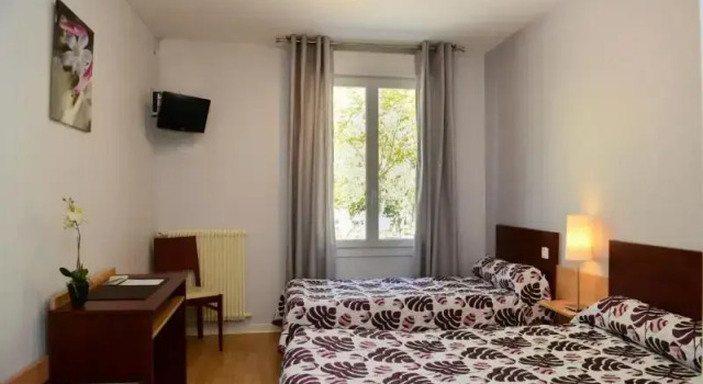 Трёхместный номер Standard Logis Hôtel lAmandier