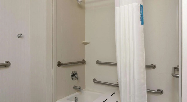 Четырёхместный номер Standard Hampton Inn Akron-South