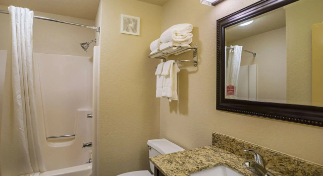 Четырёхместный номер Standard Clarion Inn & Suites Evansville Eastland Area