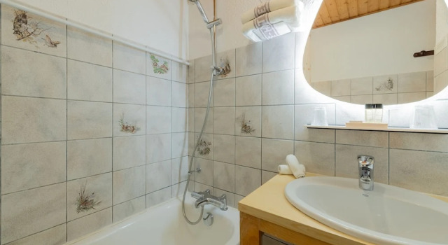 Трёхместный номер Comfort с балконом и с видом на горы Hôtel Les Côtes, Résidence Loisirs et Chalets