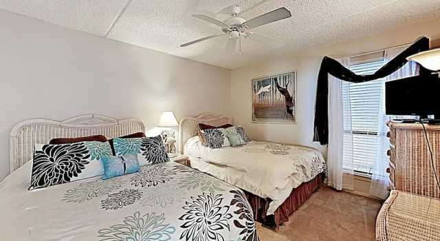 New Listing! Bright Beachfront Getaway W/ Balcony 2 Bedroom Condo, Buchen Sie Ferienwohnung Hotels in Padre Island mit Pool, Schwimmbad