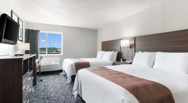 Четырёхместный люкс Quality Inn & Suites Ferdinand