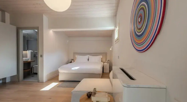 Полулюкс с балконом и с видом на город Amalie Suites