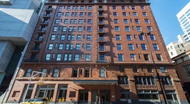 Номер Deluxe 21c Museum Hotel Cincinnati