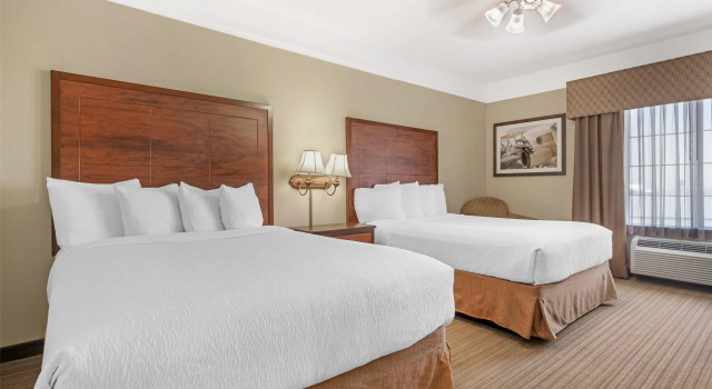 Четырёхместный номер Standard Best Western Plus Monica Royale Inn & Suites