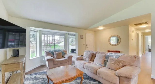 Olympia Home w/ Deck ~ 7 Mi to Amtrak Train!, Prenota Hotel Hotel e alloggi a Tanglewilde-Thompson Place, Hotel