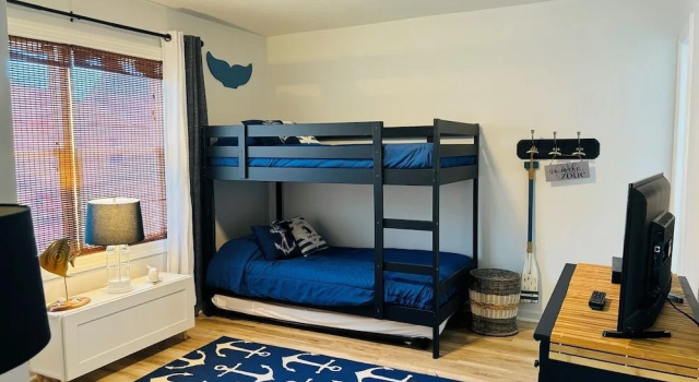 Blue Crab Cottage 4 Bedroom Home by RedAwning