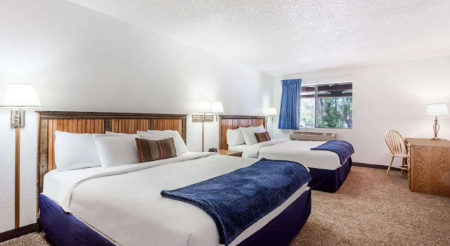 Четырёхместный люкс Days Inn Sandpoint
