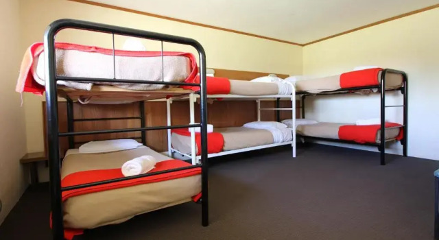 Кровать в общем номере Snowy Mountains Resort and Function Centre