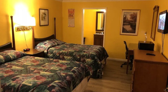 Четырёхместный номер Deluxe с балконом Dragon INN & Suites