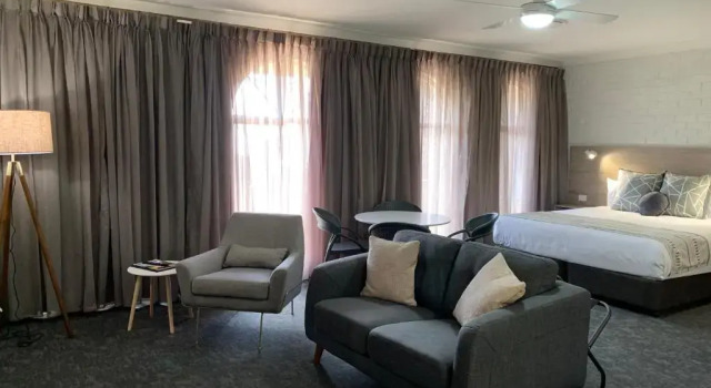 Hamilton Henry Parkes Motor Inn, Забронировать Отель Отели Паркс 3 звезды, рядом с Смотровая площадка «Мемориал-Хилл», 3*