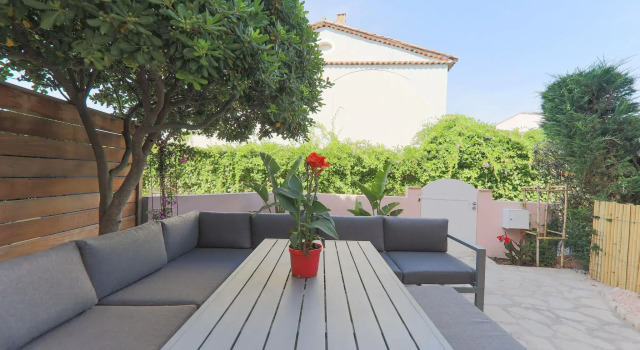Superb holiday home in Port Grimaud with jetty, Забронировать Отель Порт-Гримо 