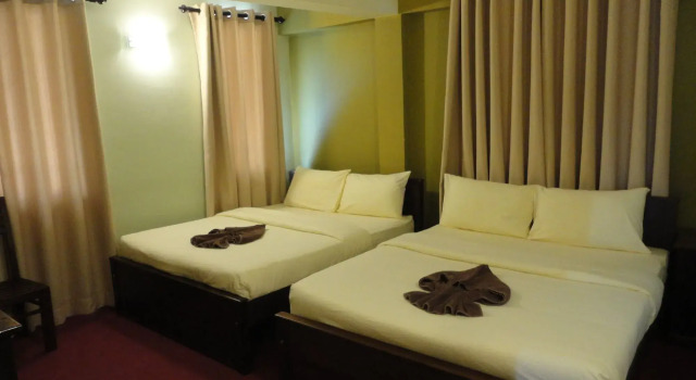 Lourdes Hotel, Забронировать Отель Отели Нувара-Элия с питанием, Пансион