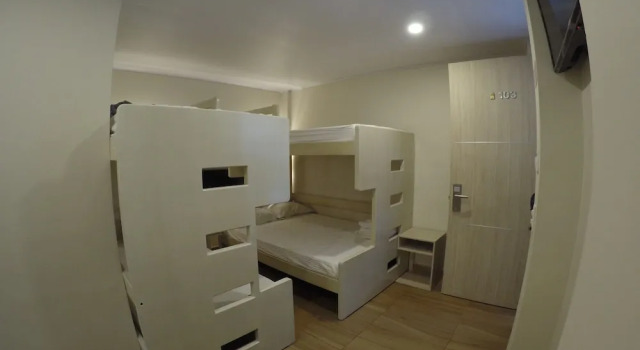 Кровать в общем номере Hotel Embajada