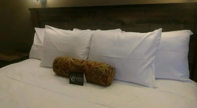 Люкс The Stables Inn & Suites