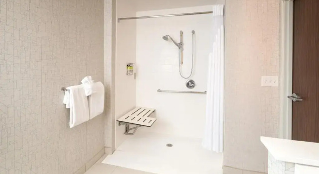 Люкс Holiday Inn Express and Suites Kalamazoo West by IHG