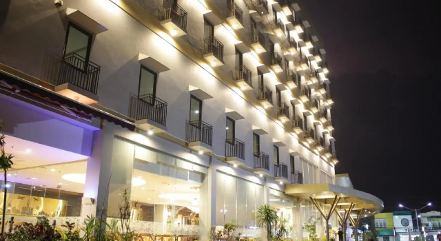 @HOM Premire GKB Gresik, Prenota Hotel Hotel a East Java con parcheggio, Parcheggio