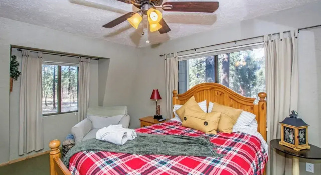88 Acres Cottage in Big Bear w HotTub