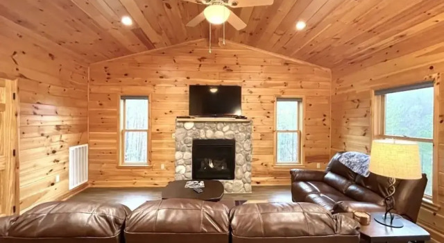 Charming, pet friendly cabin, perfect for fishing, family, hiking and R&R! 2 Bedroom Cabin by RedAwning