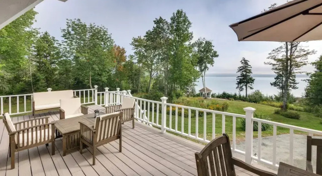 Коттедж Enchanting Waterfront Sorrento Home w/ Deck!