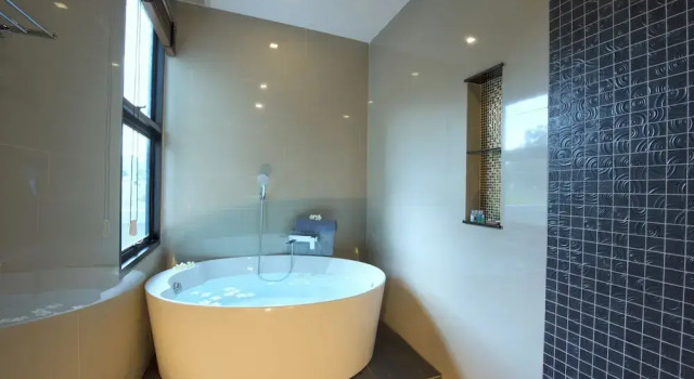 Вилла Luxury Baan Santhiya Private Pool Villas