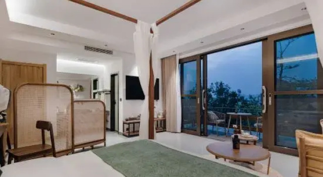 Люкс с балконом Tengchong Nansu Banshanli Private Tang Hot Spring Homestay