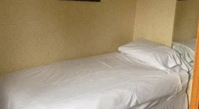 The Lopes Arms Hotel, Book Hotel  